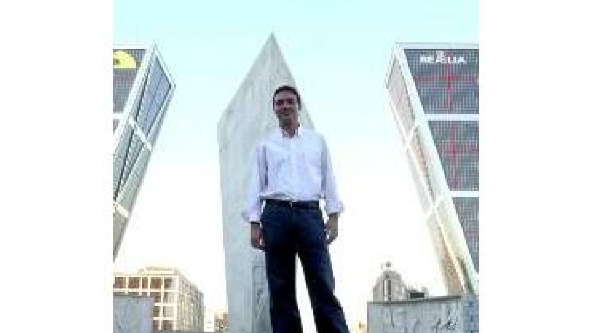 El filólogo de lenguas eslavas, Fernando Presa, de Valderas, posa en la plaza Castilla de Madrid