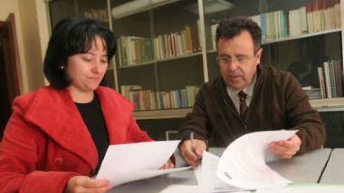 Los procuradores Ángela Marqués y José Ignacio Martín Benito, ayer en Ponferrada.