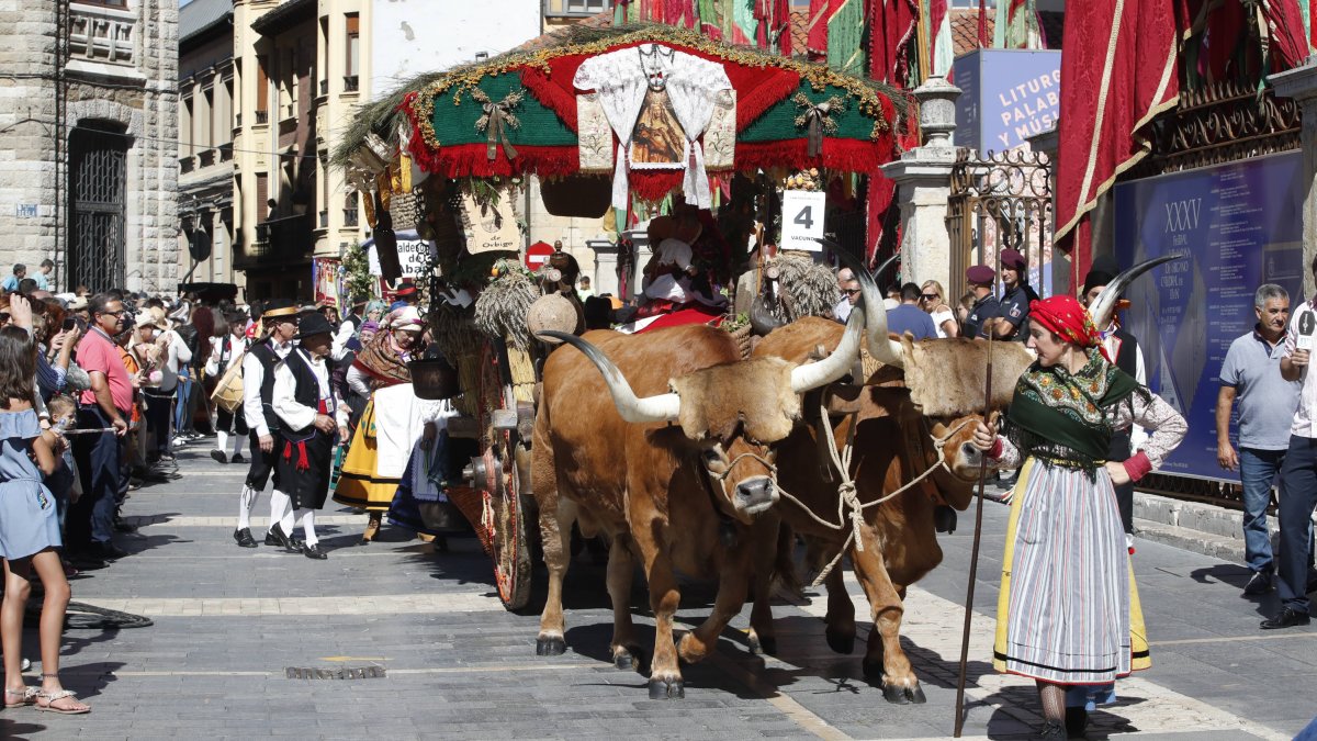 Desfile de pendones y carros engalanados durante la celebración de las fiestas de San Froilán de otro año. RAMIRO