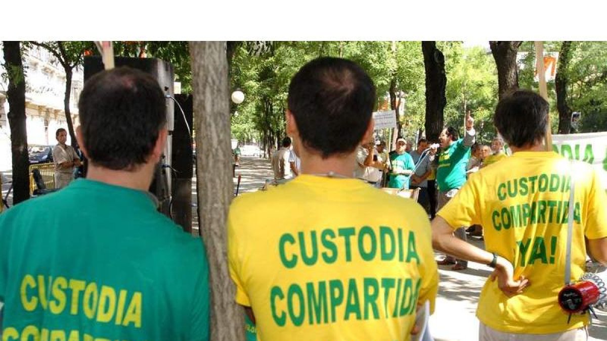 Imagen de una de las manifestaciones de padres a favor de la custodia compartida. BALLESTEROS