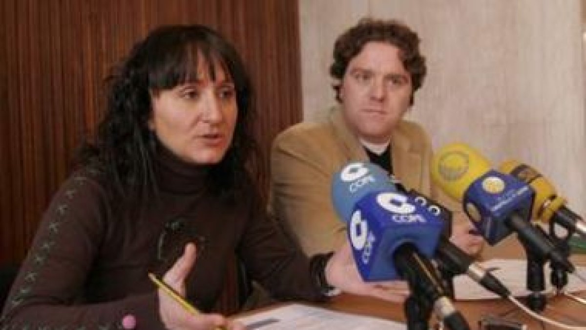 Susana Téllez y Carlos García Ruiz durante la presentación de los talleres, ayer en el teatro Bergid