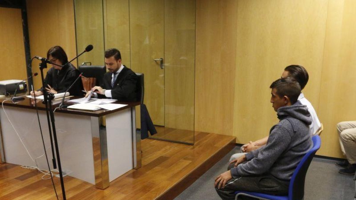 Los dos jóvenes acusados por el maltrato a lechones en Almería.
