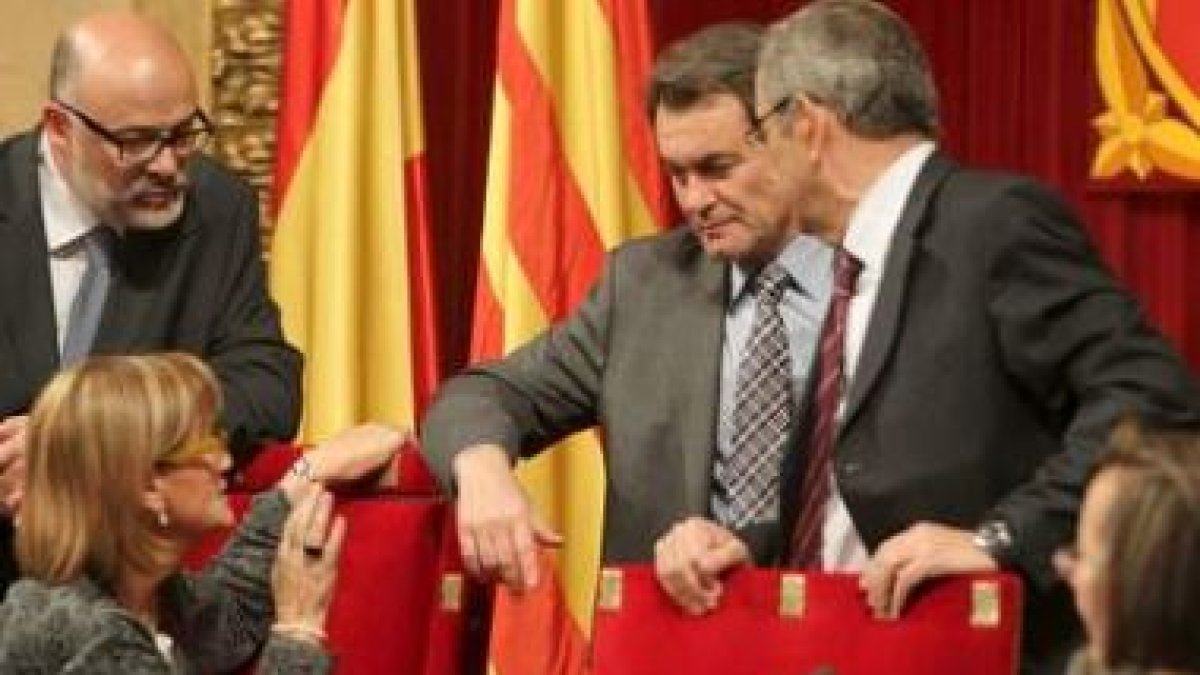 Mas conversa con los miembros de la mesa del Parlament en el debate de investidura.