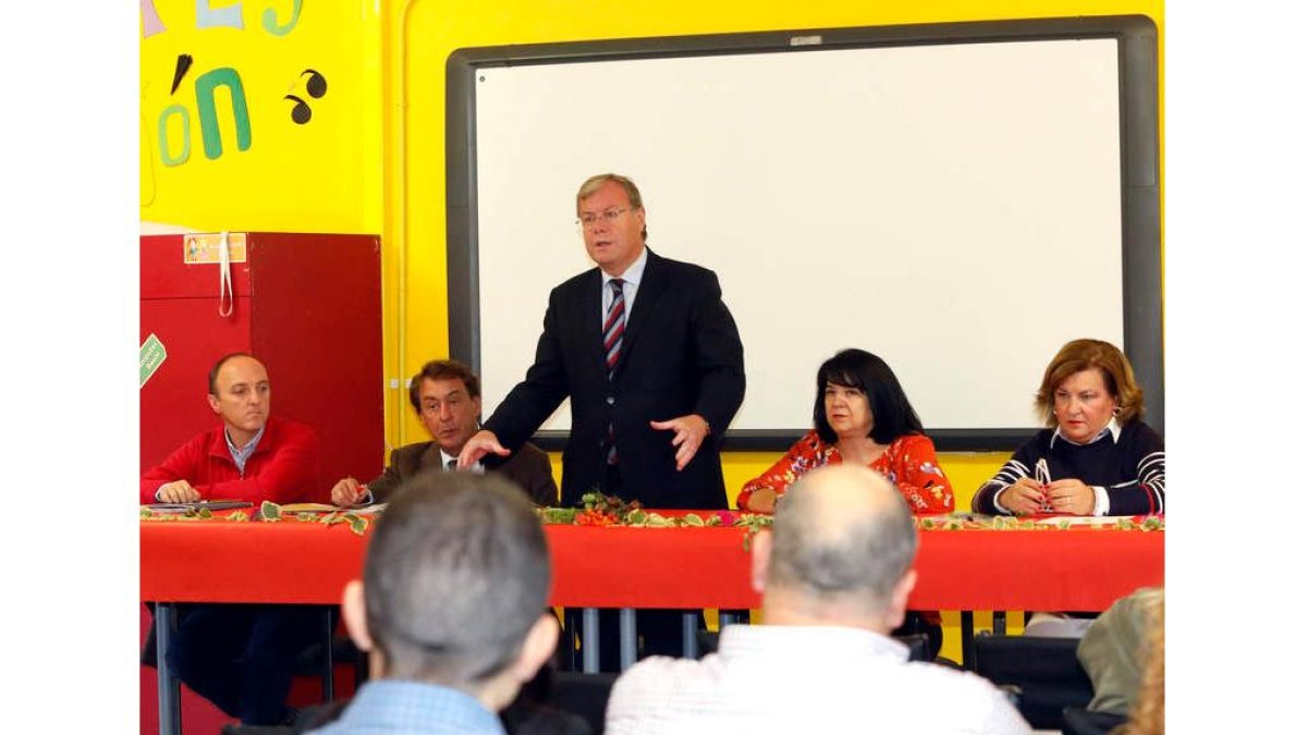 Silván se citó en el coto con directores de los colegios. MARCIANO PÉREZ