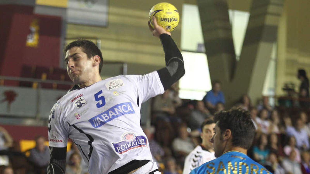 Pedrag Vejin jugó ayer su último partido en el Palacio con la camiseta del Abanca Ademar. Hizo seis goles en su despedida, antes de poner rumbo al Dunkerke francés.