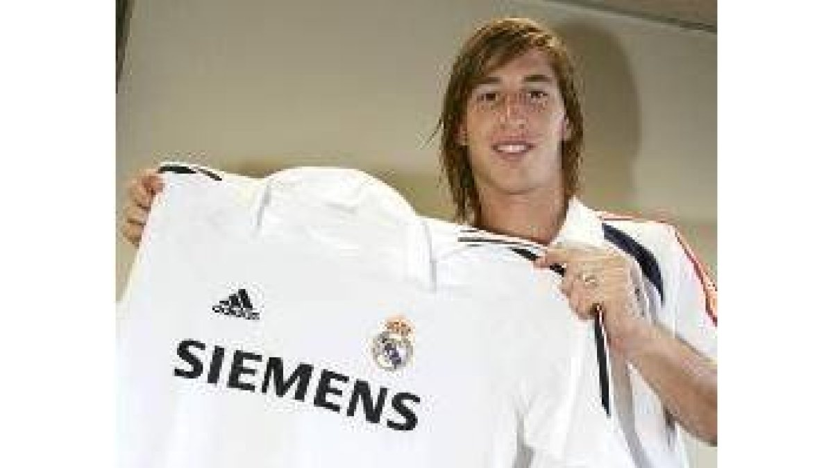 Sergio Ramos posa con la camiseta blanca durante su presentación
