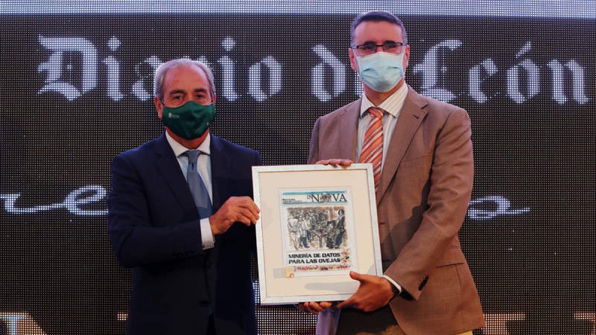 El director general de Caja Rural, Cipriano García, entrega el premio a Manuel Castejón. ramiro /Marciano Pérez