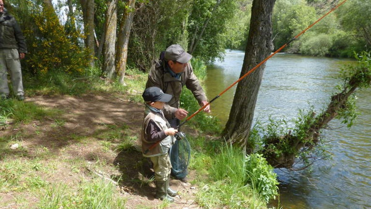 El veterano pescador, Luis Fuertes Villanueva, con su nieto, premio Juan de Bergara como mejor maestro.