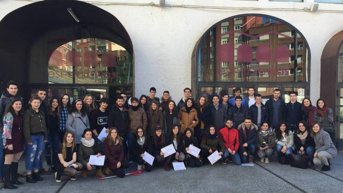 Foto de familia de los asistentes al congreso con la concejala Marta Mejías. DL