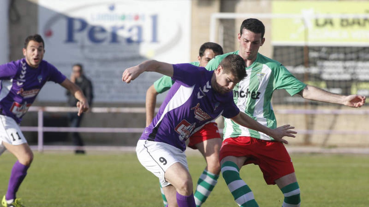 Álvaro abrió el camino de la goleada bañezana al firmar el primer tanto del partido.