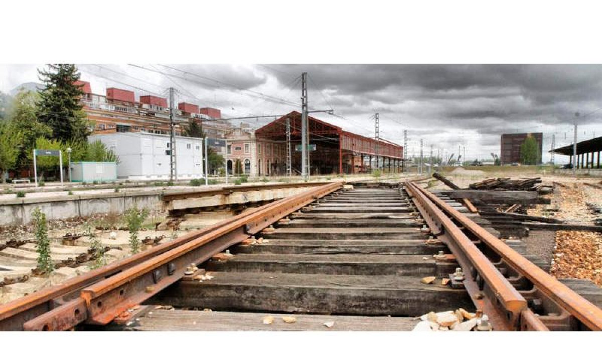 El 18 de marzo del 2011 se cortó la circulación de trenes por la estación de la calle Astorga y se eliminó el paso a nivel del Crucero.