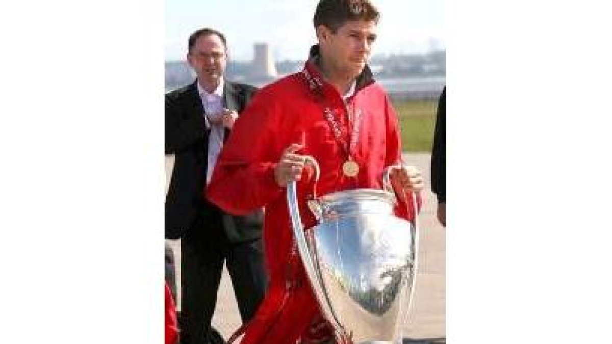 El capitán del Liverpool, Steven Gerrard, con el trofeo de la Champions