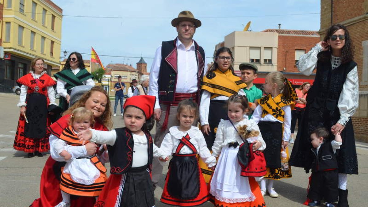 La Cruz y la Virgen del Rosario a su llegada a Otero. MEDINA