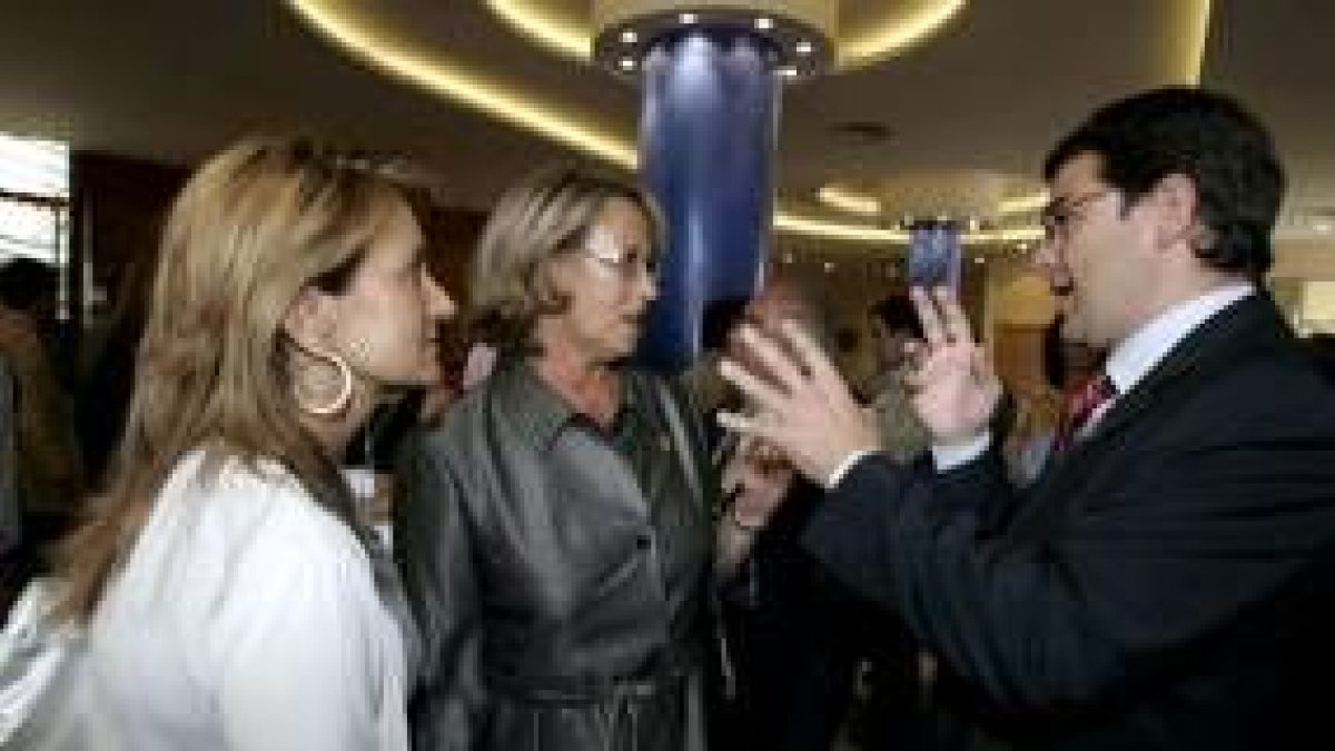 Isabel Alonso, Isabel Jiménez y Alfonso Fernández Mañueco, ayer en Salamanca