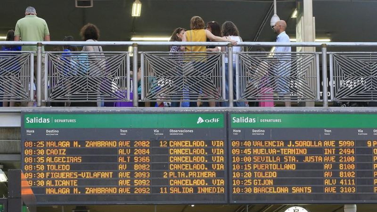 Panel de cancelaciones, ayer, en la estación de Atocha. EFE