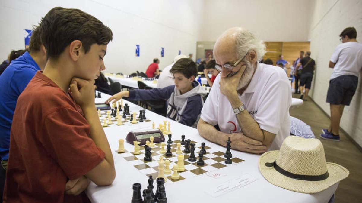 El magistral mueve en las actividades paralelas a varias generaciones. FERNANDO OTERO PERANDONES