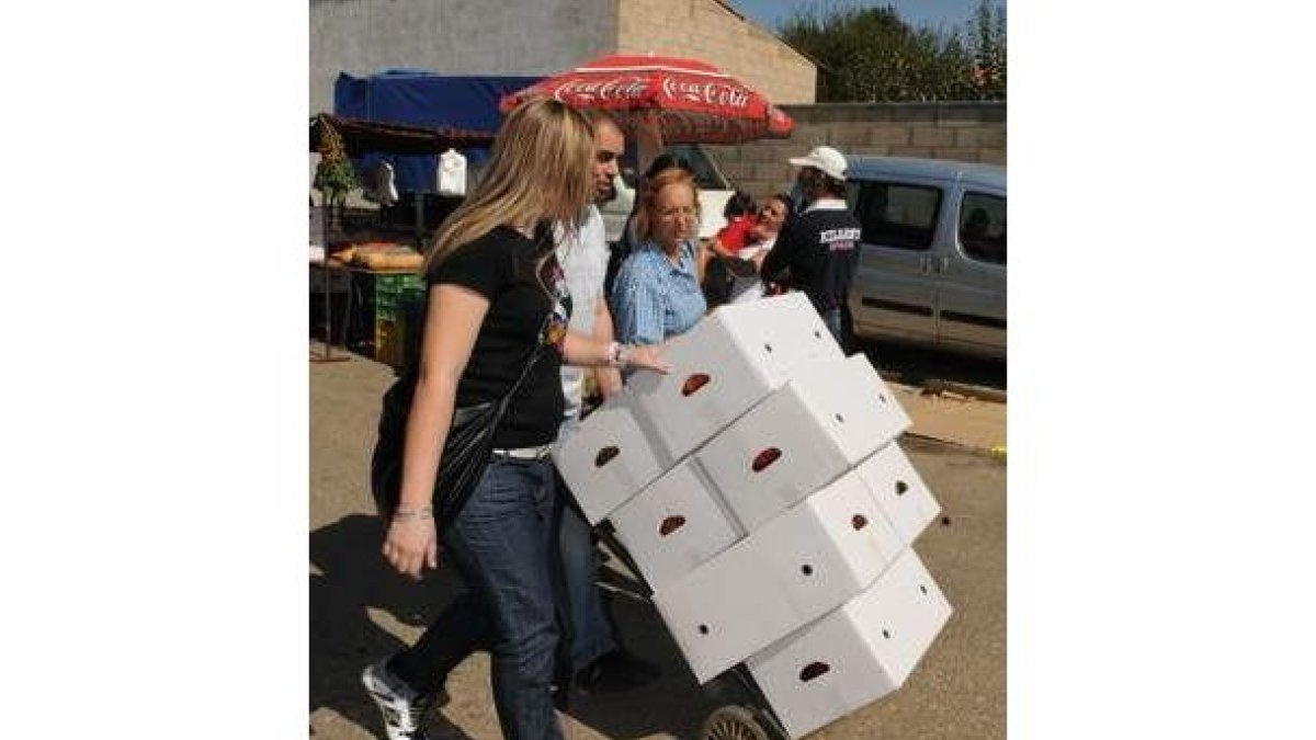 Los voluntarios de la Asociación Casino bailan antes de proceder al reparto de pimientos.