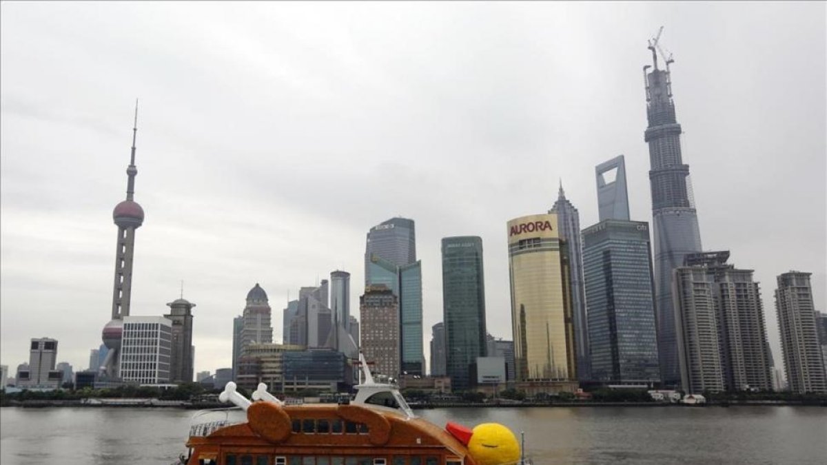 Panorámica del río Huangpu y el distrito financiero de Pudong, en Shanghai.