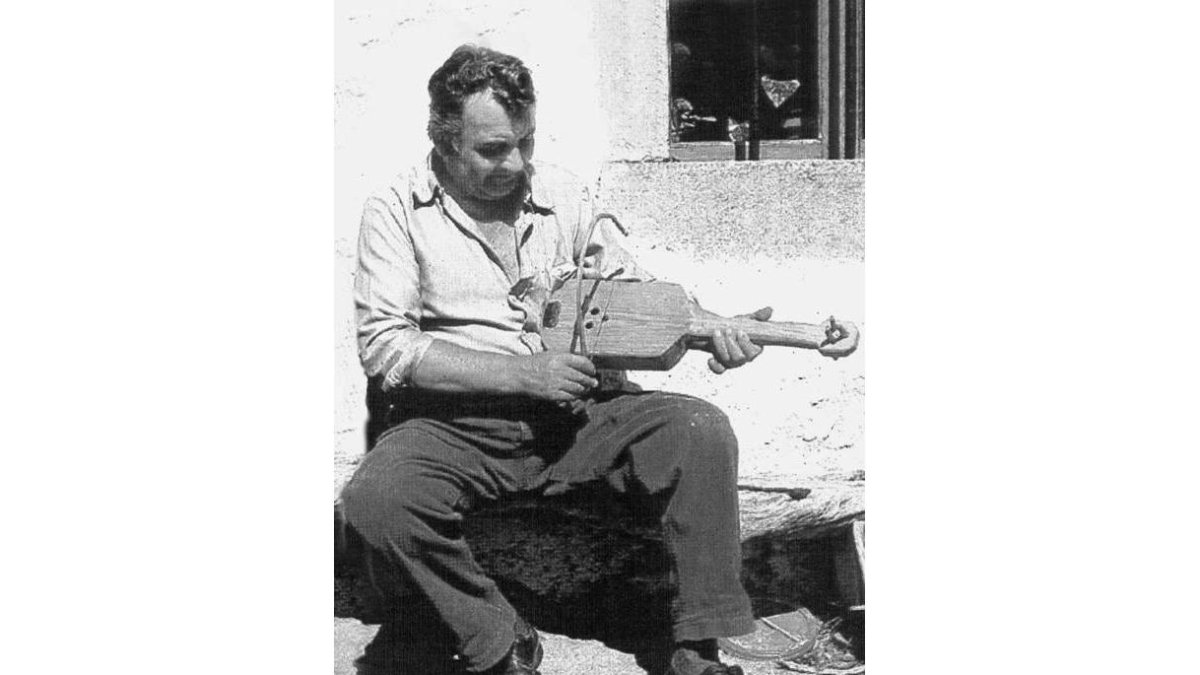 Fortunato Rodríguez, ‘Nato’, con su inseparable rabel.