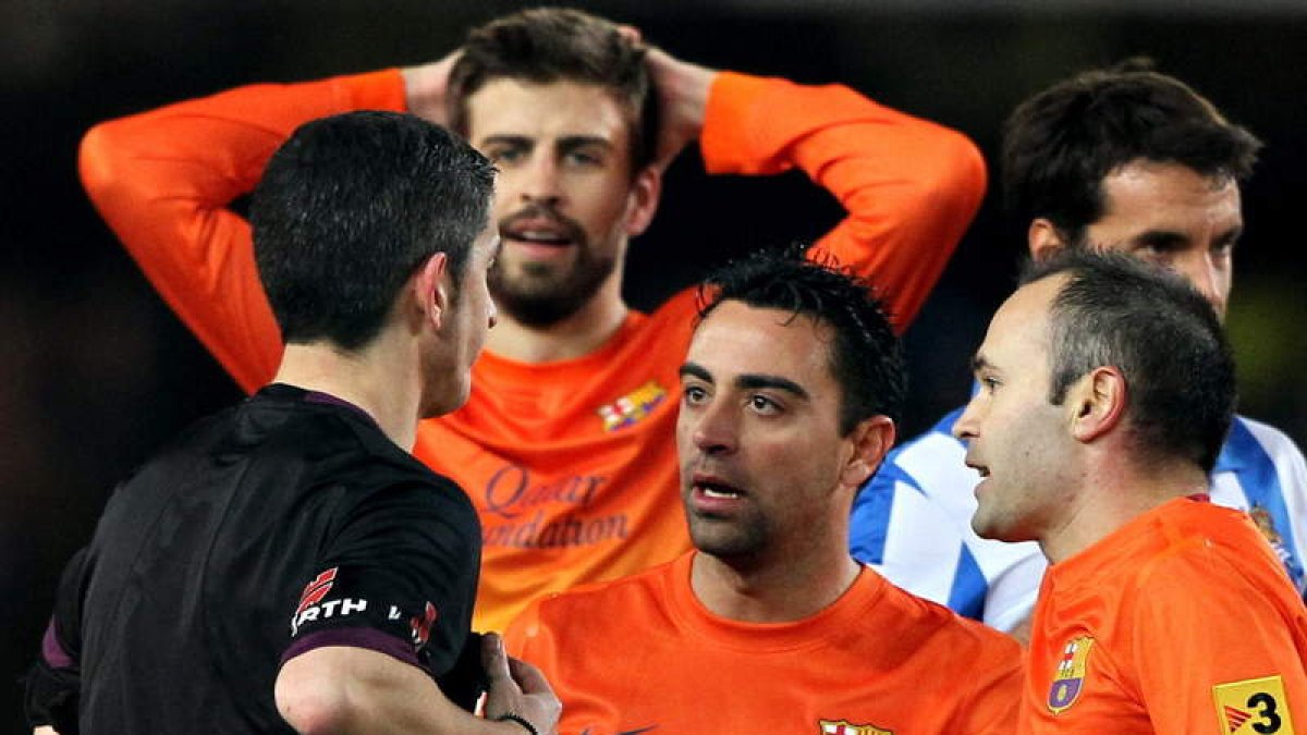 Los futbolistas del Barça protestan la expulsión de Piqué.