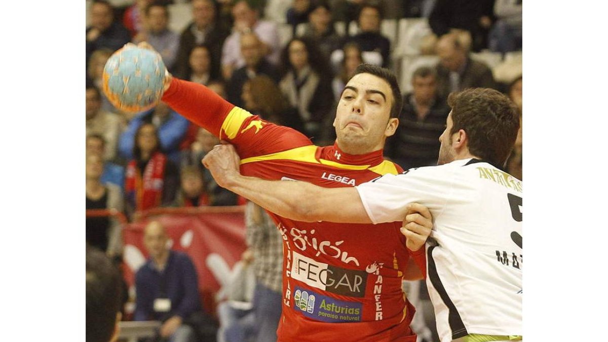 Costoya, lateral asturiano, pretendido por Ademar y Anaitasuna