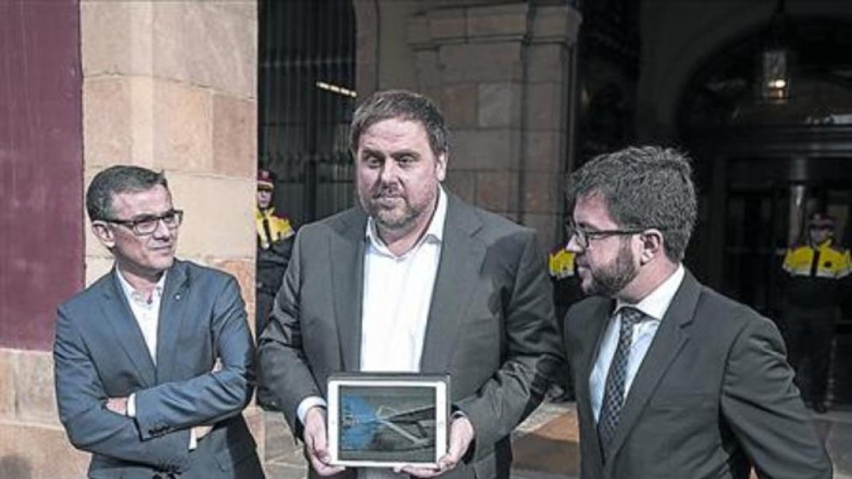 Junqueras, entre Jové (izquierda) y Aragonès, presenta los presupuestos en el Parlament, en noviembre pasado.