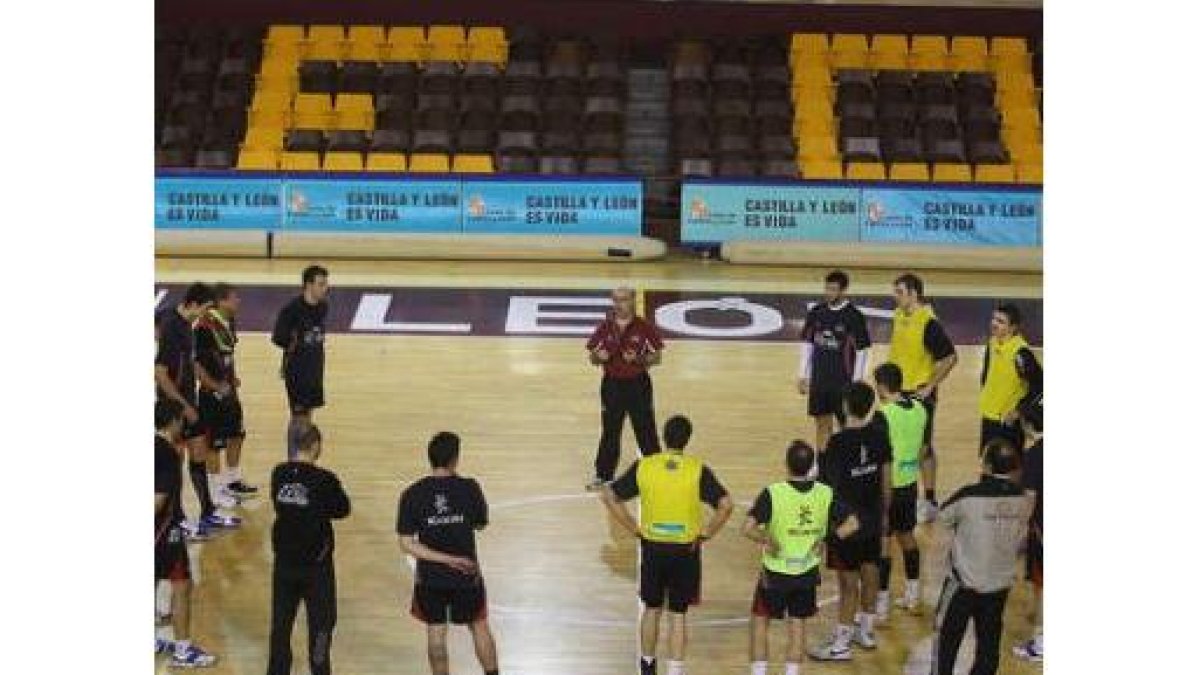 El Ademar debe apretar filas para cumplir su gran objetivo: jugar la final de la Copa EHF.