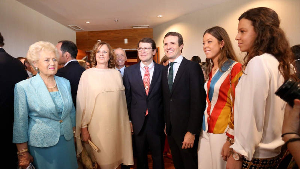 Alfonso Fernández Mañueco con Pablo Casado y su familia. LETICIA PÉREZ