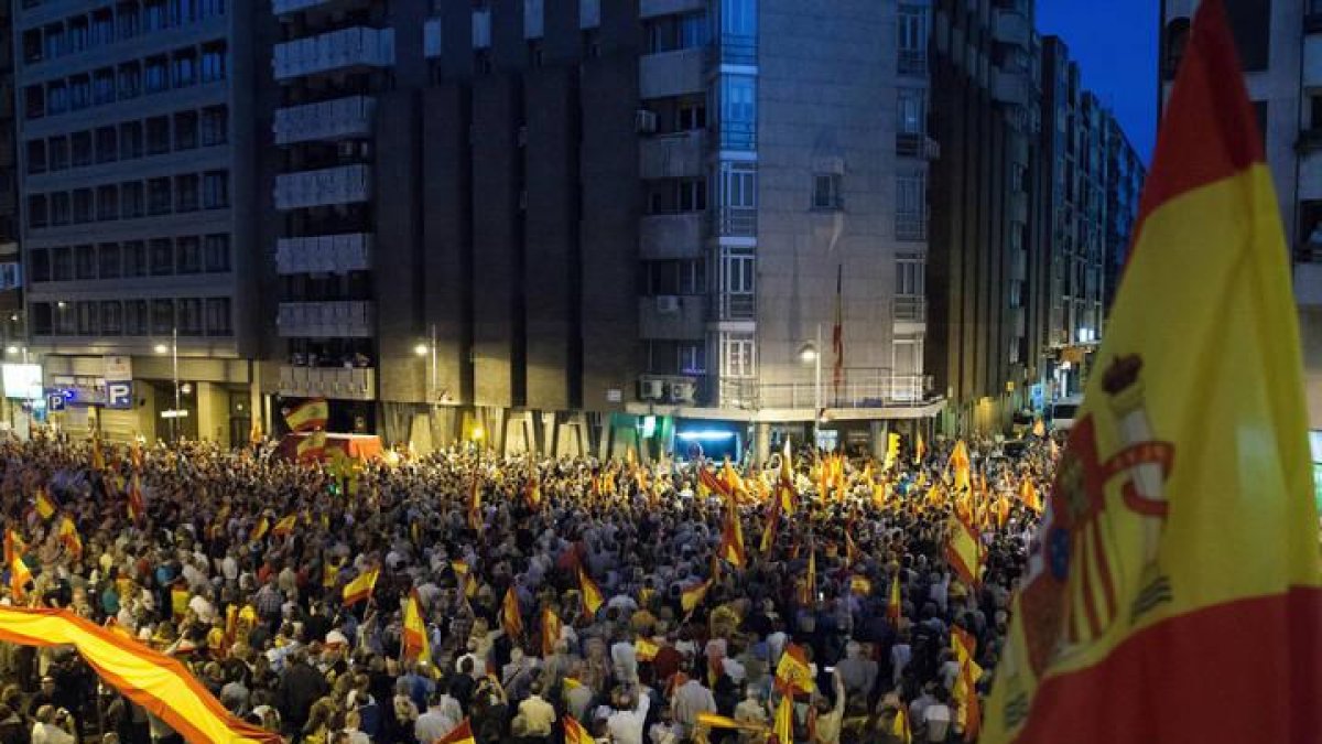 Cientos de personas se concentraron ayer ante las puertas de la comandancia de la Guardia Civil de Zaragoza para mostrarles su apoyo así como a los Cuerpos de Seguridad del Estado.