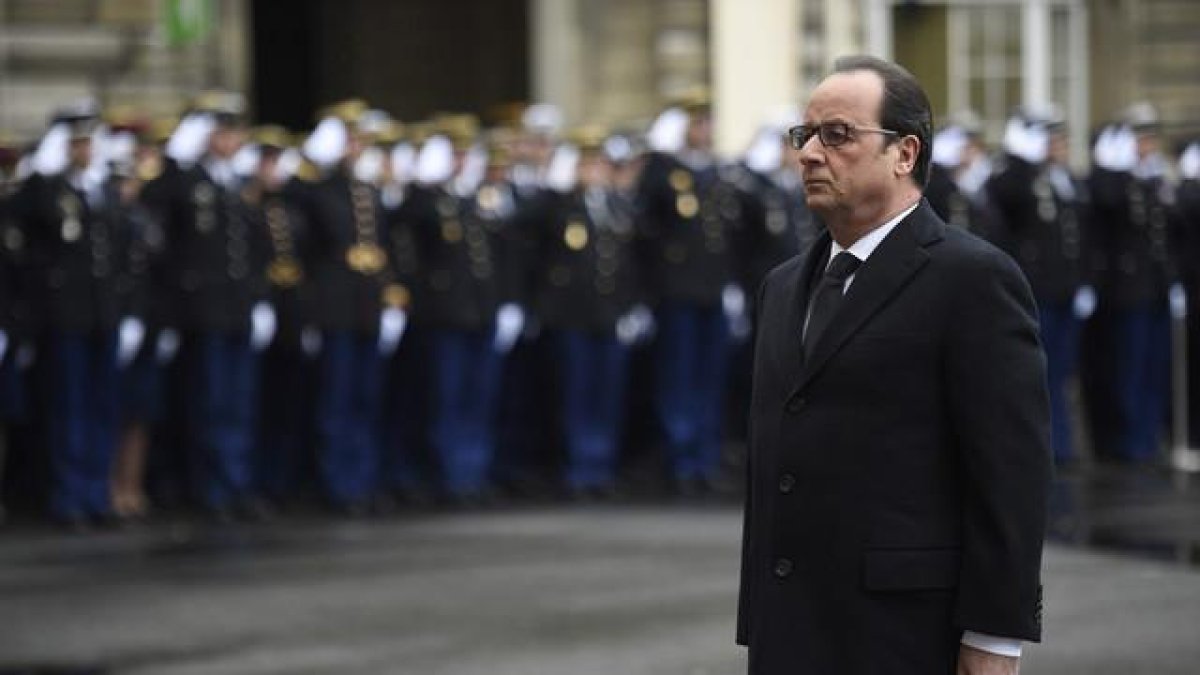 El presidente francés, François Hollande, rinde homenaje a las víctimas de los ataques terroristas en París, en el cuartel general de la Policía en la capital francesa.