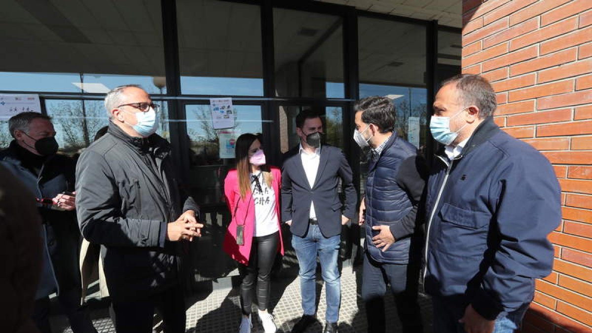 Dirigentes del PSOE, ayer a la entrada del Hospital. L. DE LA MATA