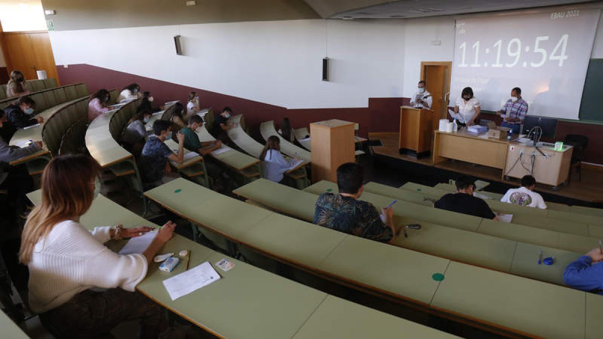 Una de las aulas de Derecho en Vegazana, durante el primer examen. FERNANDO OTERO