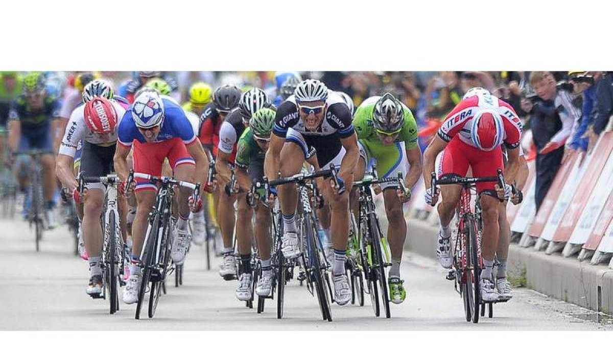 Rui Costa luce el maillot arcoiris en el Tour de Francia.