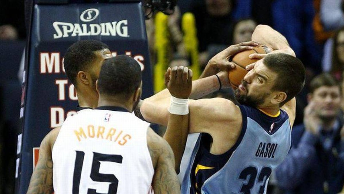 Marc Gasol lucha por el balón con Markieff Morris, de los Suns.