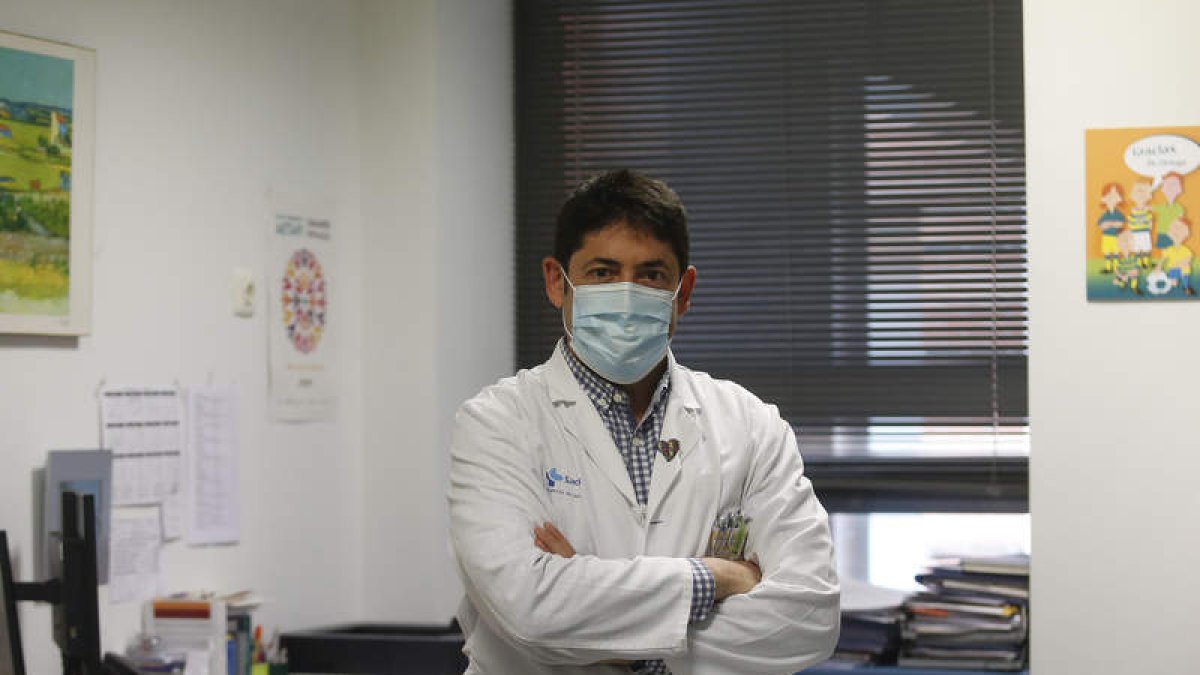 El psiquiatra Enrique Ortega, en la consulta del Centro de Salud de la Palomera. FERNANDO OTERO