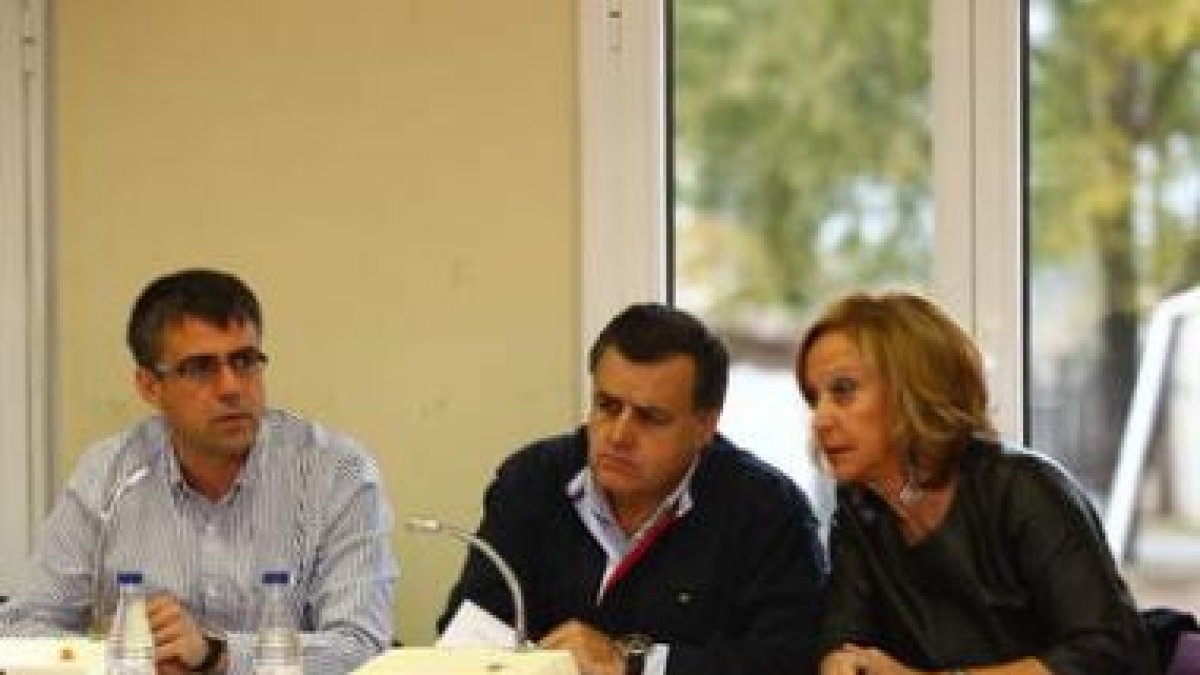 García Bayón, entre sus socios de gobierno, García Flórez (PP) y Ordás (PSOE), en un pleno.
