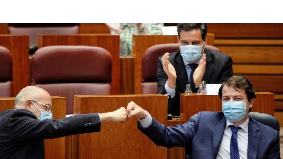 Mañueco celebra con Igea ayer en las Cortes la supresión del impuesto de Donaciones y Sucesiones. NACHO GALLEGO