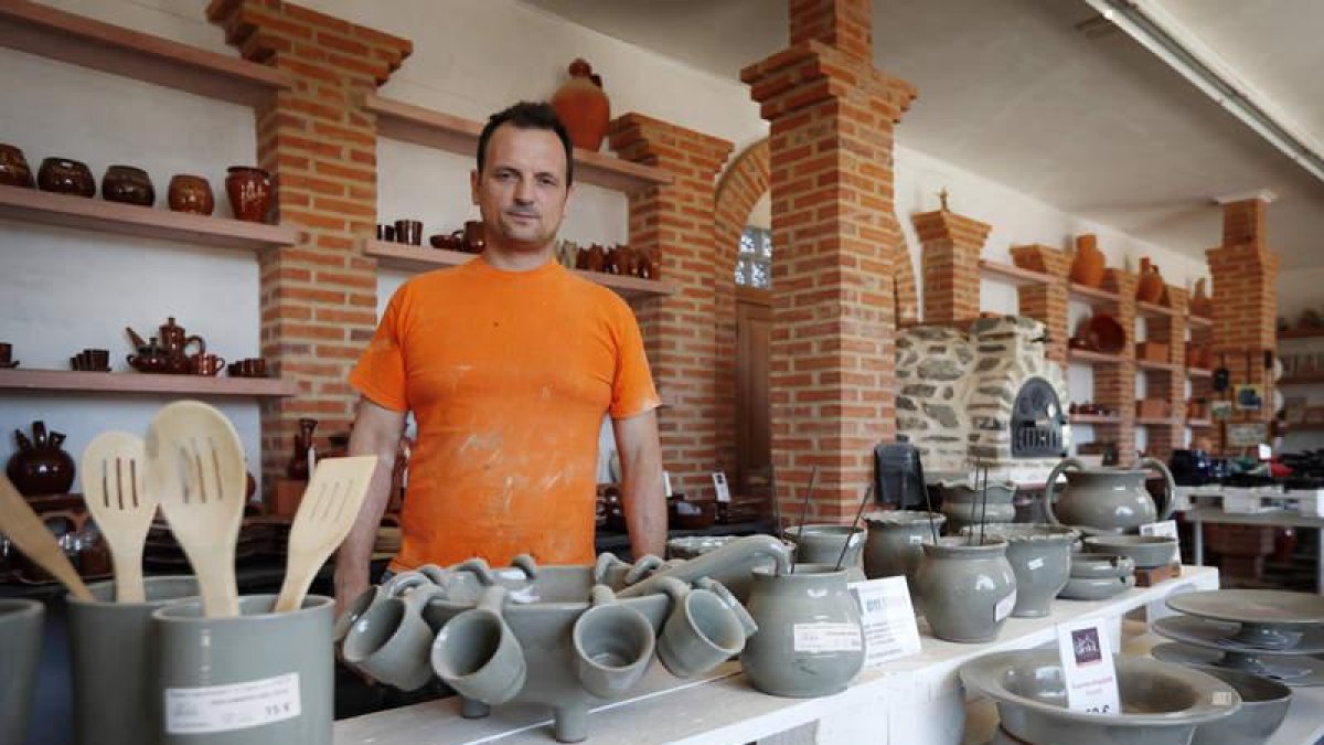 Valentín Peñín, de la Catedral del Barro, junto a su exposición. JESÚS
