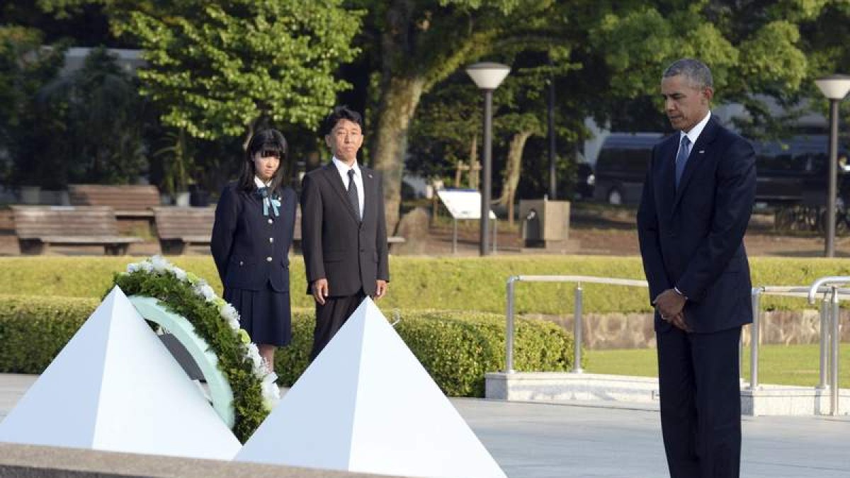 El presidente de EE UU, Barack Obama, tras realizar la ofrenda floral en el Parque de la Paz. MA PING