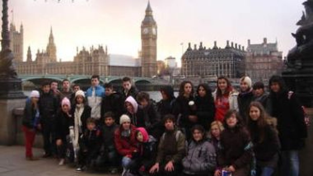 Los alumnos de La Salle posan con el Big Ben de fondo en una estampa típica.