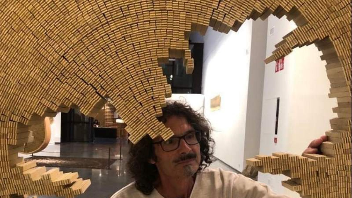 José Antonio Santocildes, con una de sus piezas. DL