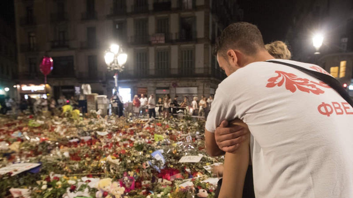 Muestras de condolencia por las víctimas del ataque. MARTA PEREZ