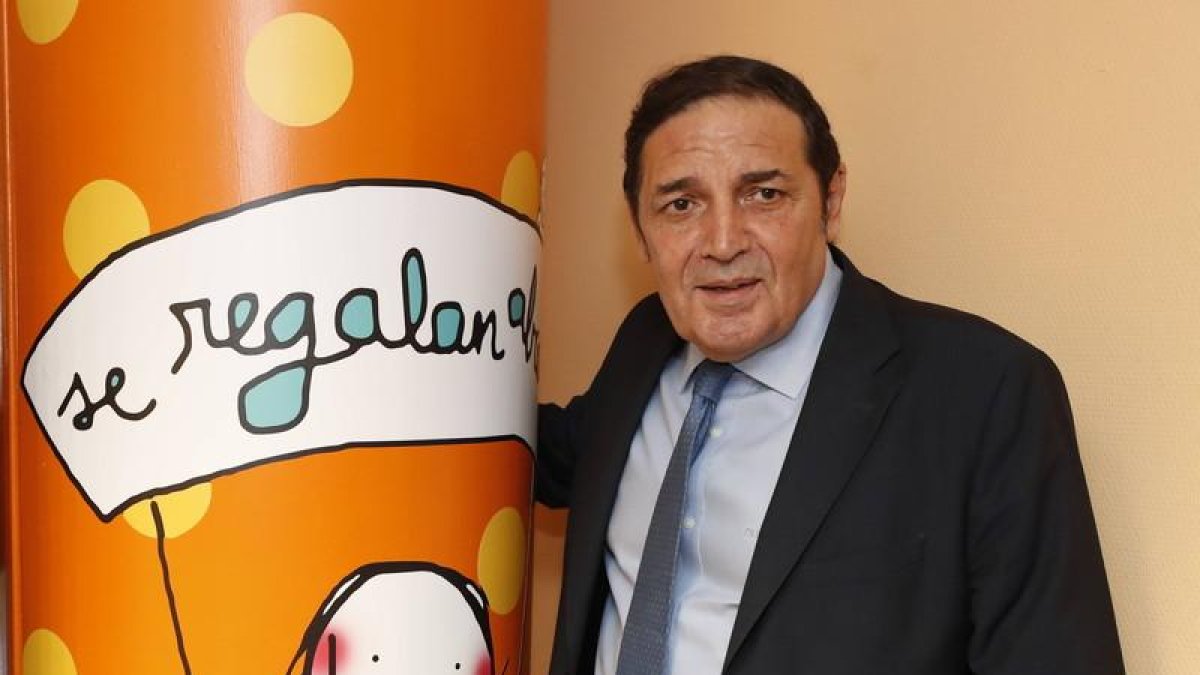 El consejero de Sanidad durante su visita ayer al Hospital de León.