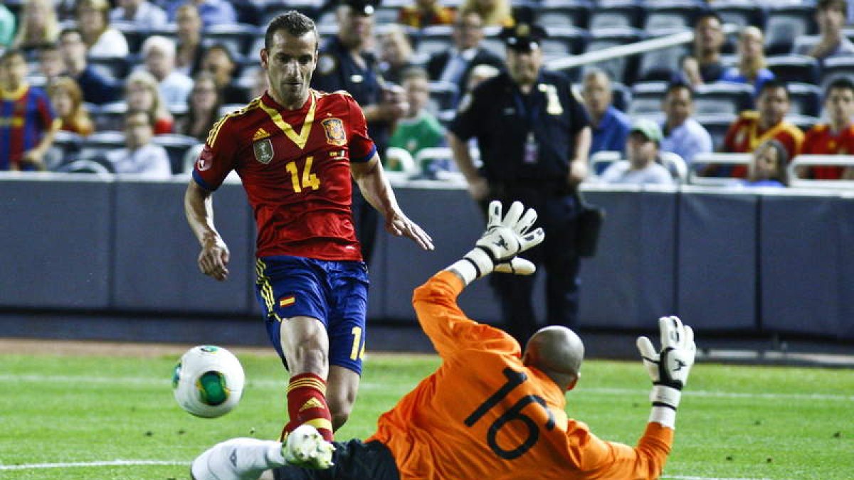 Roberto Soldado bate al meta irlandés en el último triunfo de la Selección española.
