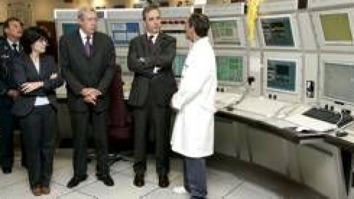 Foto de archivo del ministro Alonso en el Centro Espacial de Gran Canaria
