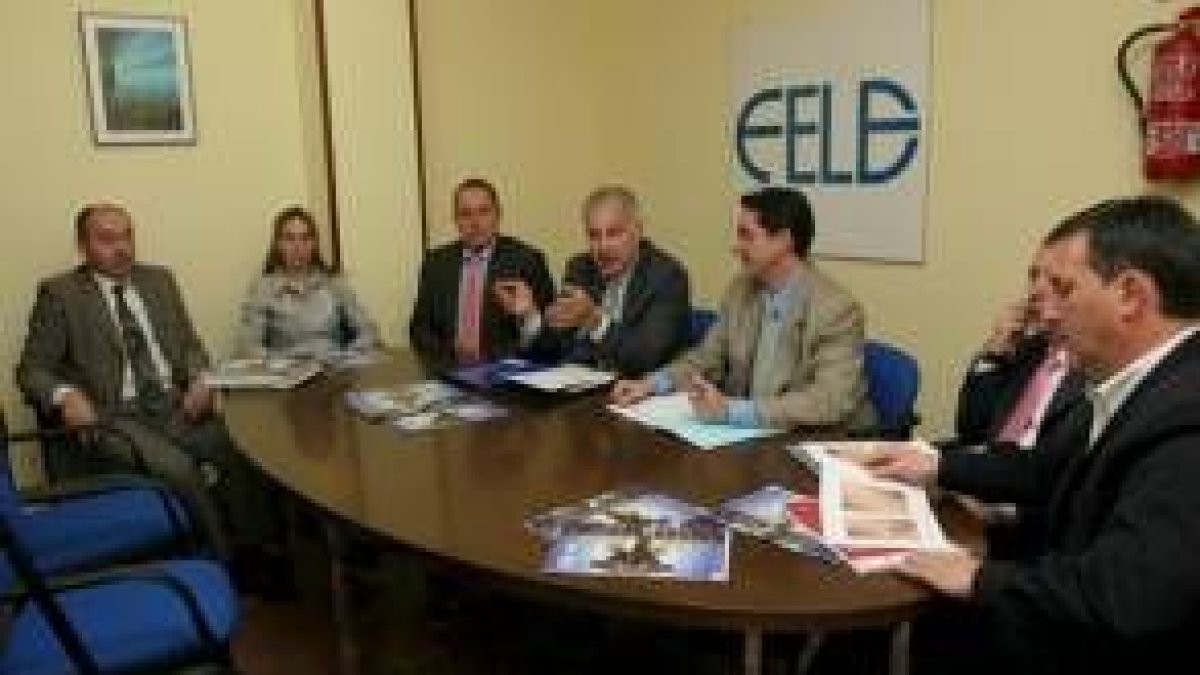 José María Abril y Antonio Cosme, en el centro, ayer durante la presentación en la sede de la Fele