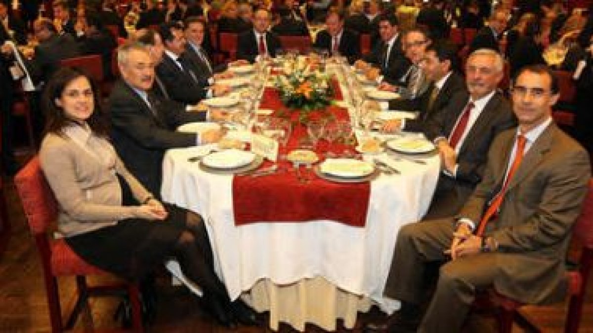 En la mesa, alguna de las autoridades políticas y empresariales reunidas en la entrega del premio