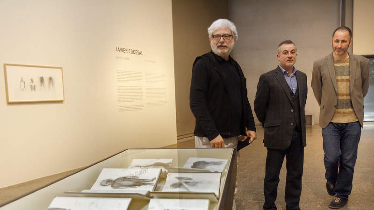 Javier Codesal, Manuel Olveira y Ginés Martínez, en la presentación de las muestras.