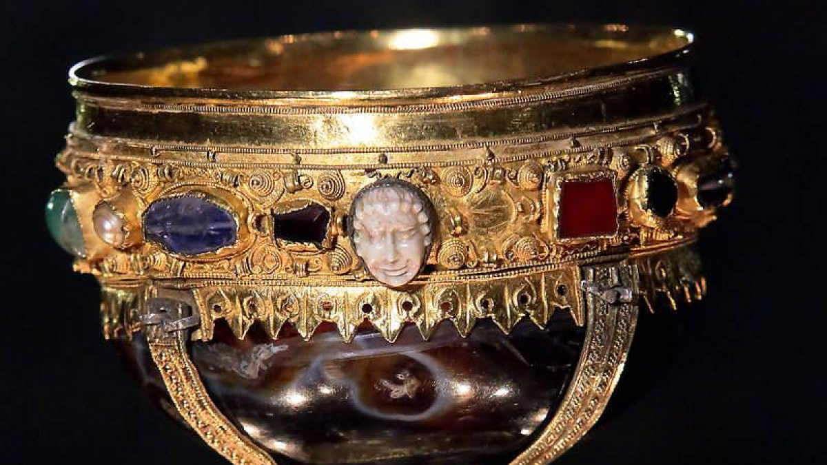 Taranilla afirma que el cáliz de Doña Urraca no es el Grial y que el Vaticano preserva un trozo del auténtico que es de madera.