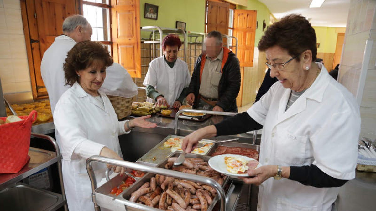 Varias voluntarias se encargan de dar de desayunar, comer y cenar a los cientos de transeúntes que visitan la asociación a diario. SECUNDINO PÉREZ